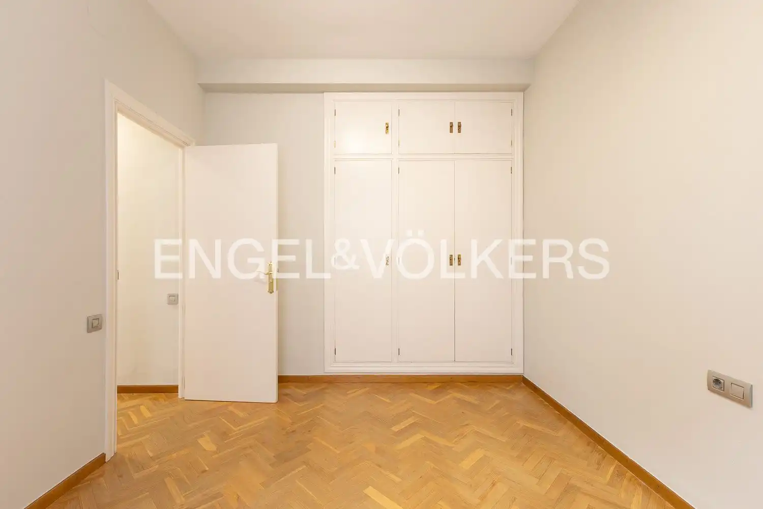 Schlafzimmer von Wohnung zur Miete in Valencia mit Klimaanlage, Heizung und Parkett