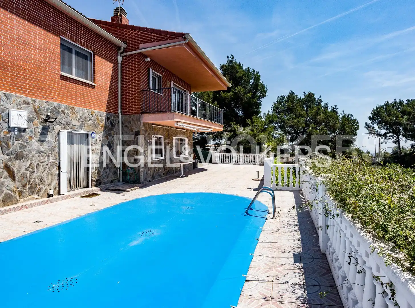 Casa amb terrassa en venda a Costa Cunit - Els Jardins - Els Rosers