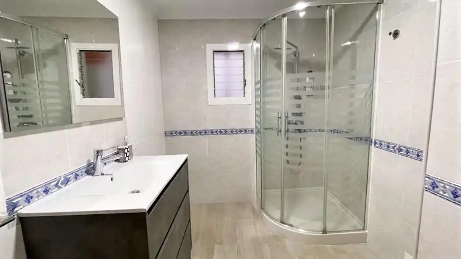 Baño de Piso para compartir en Elche / Elx con Aire acondicionado y Amueblado