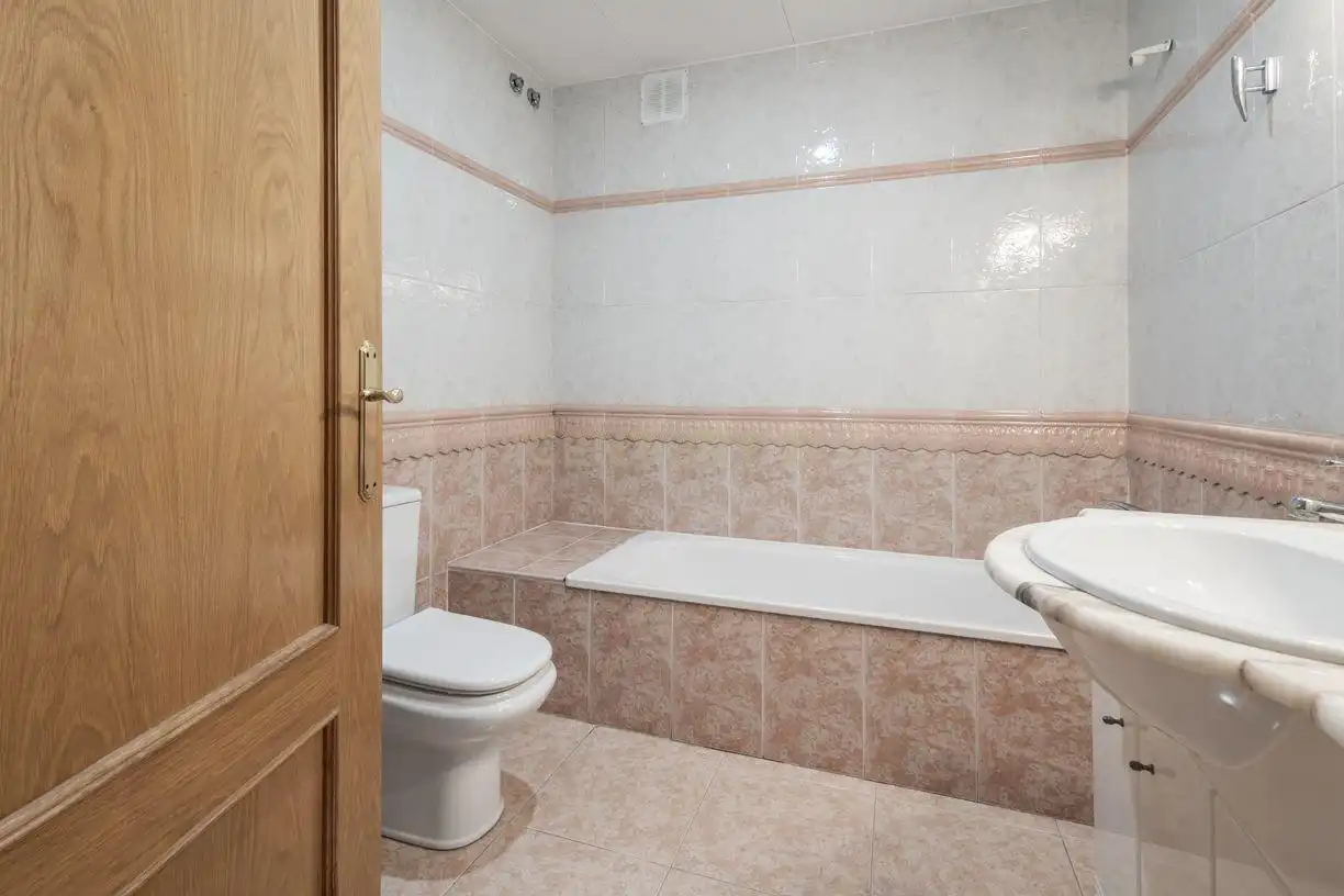 Bany de Apartament en venda en Sant Vicenç Dels Horts amb Aire condicionat i Balcó