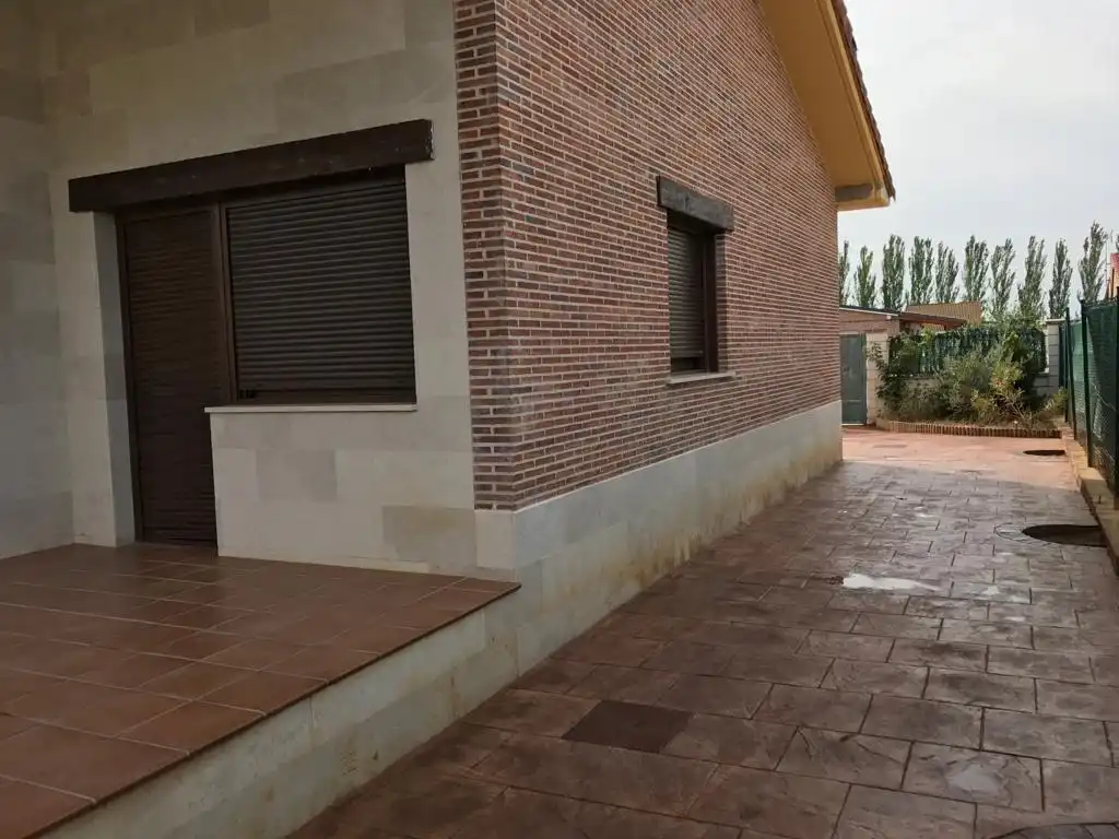 Vista exterior de Casa o chalet en venta en Grijota