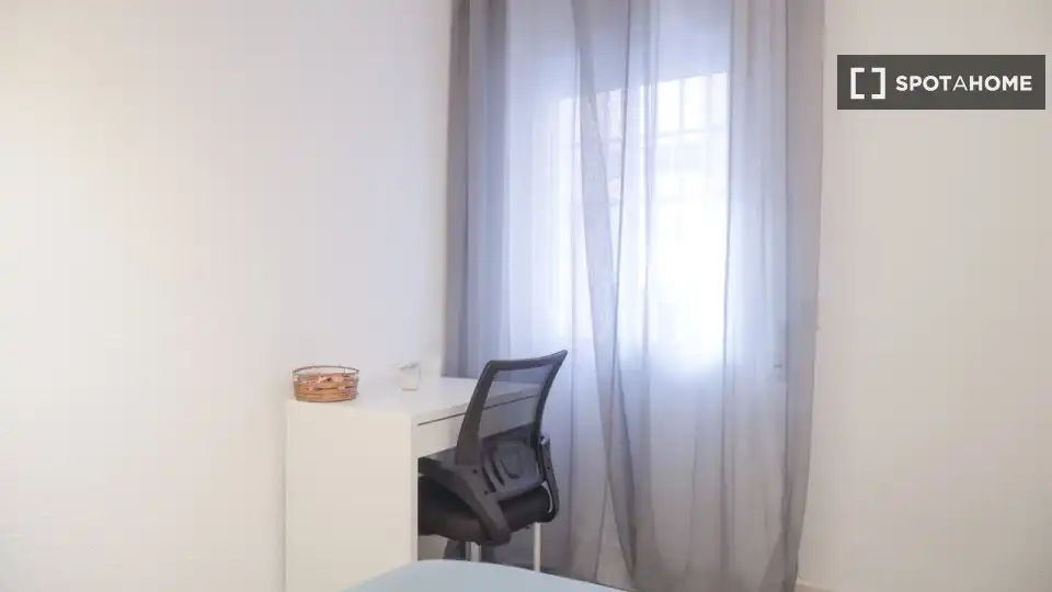 Dormitori de Pis de lloguer en Madrid amb Aire condicionat, Calefacció i Moblat