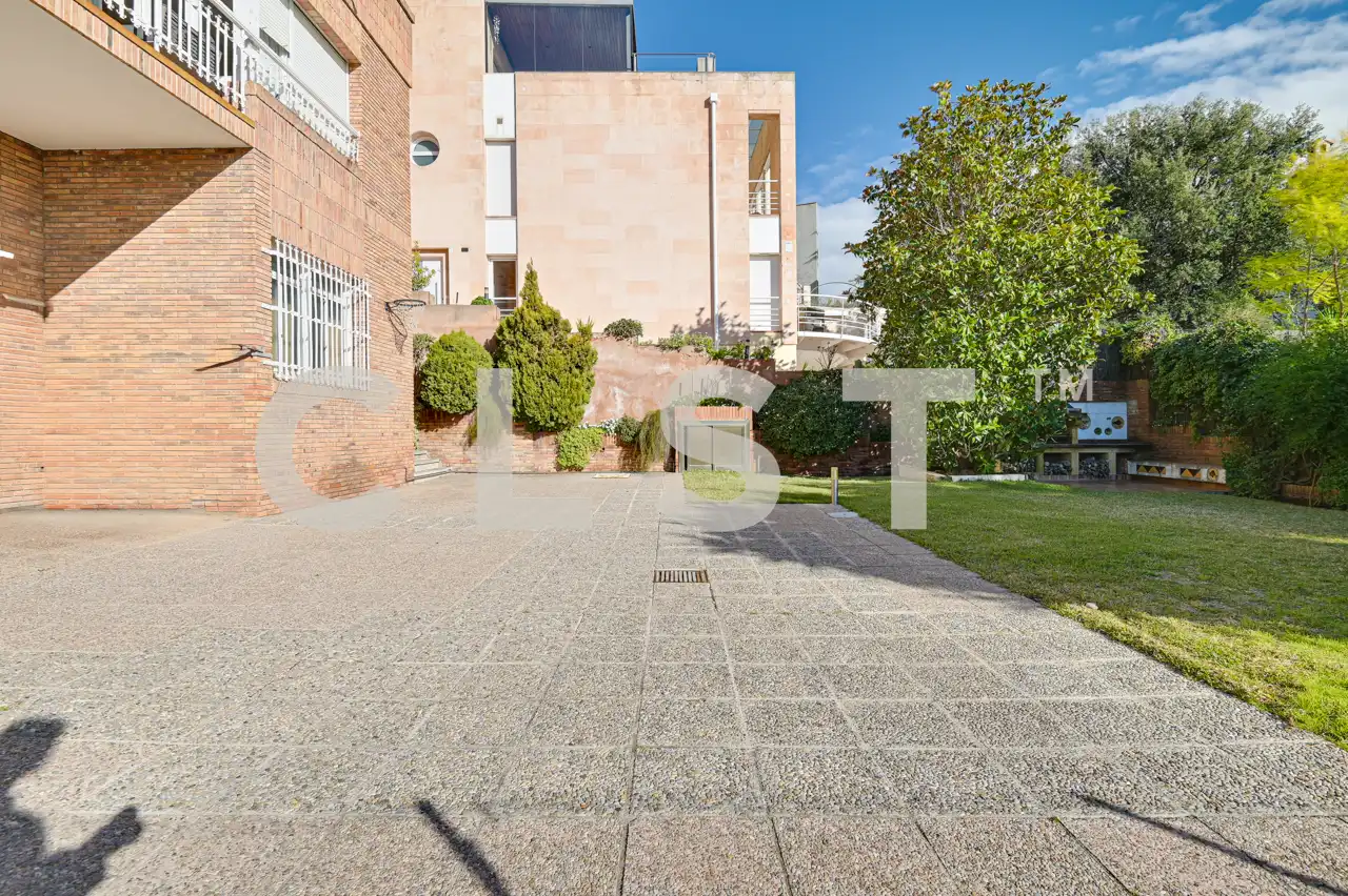Vista exterior de Casa o xalet en venda en Sant Just Desvern amb Aire condicionat, Calefacció i Jardí privat