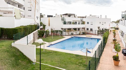 Magnífico piso en Torrequebrada a pocos metros de la playa con terraza y pisicina comunitaria