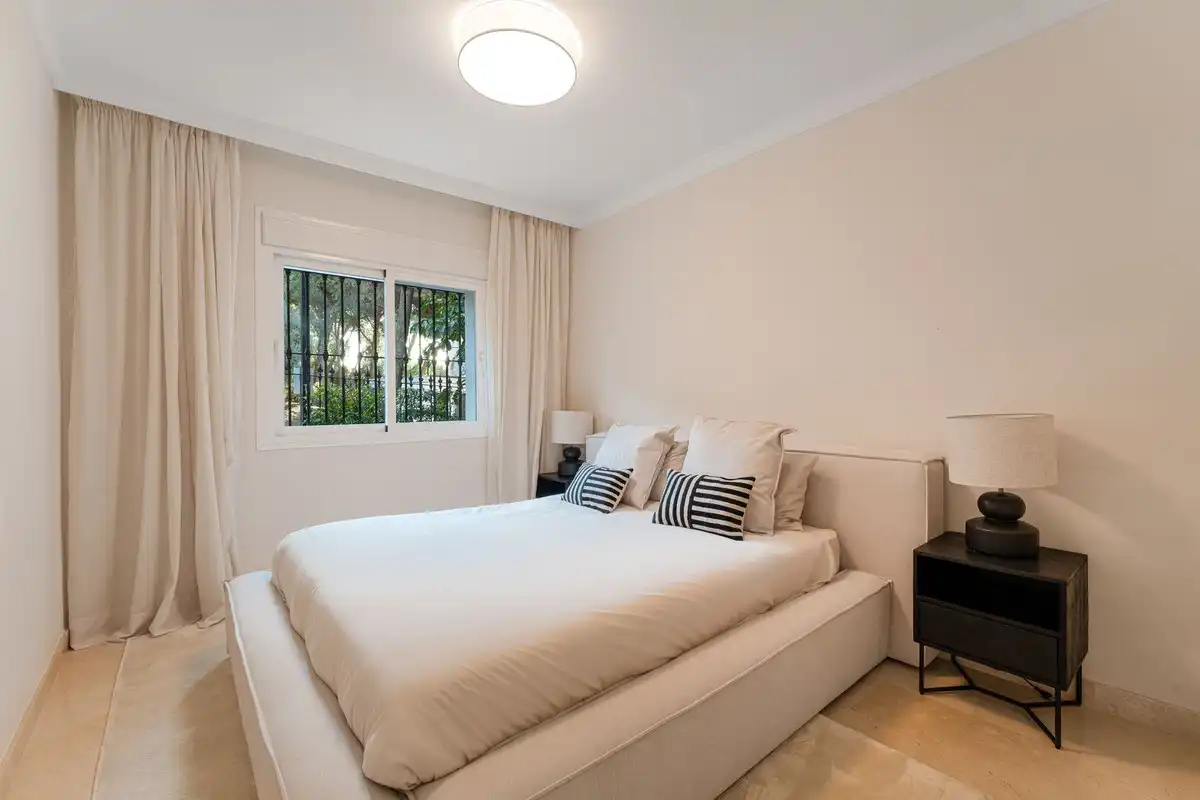 Schlafzimmer von Erdgeschoss zum Verkauf in Marbella mit Klimaanlage, Privatgarten und Terrasse