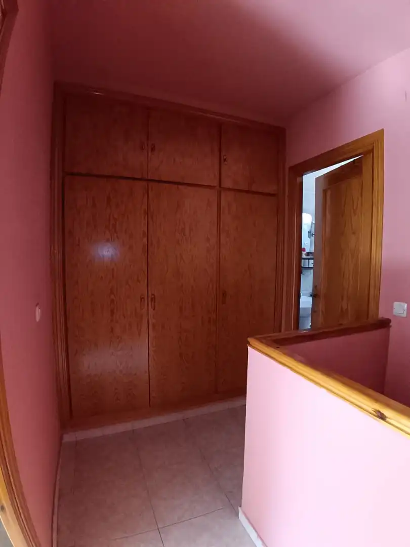 Dormitori de Casa o xalet en venda en Navaluenga amb Jardí privat, Terrassa i Moblat