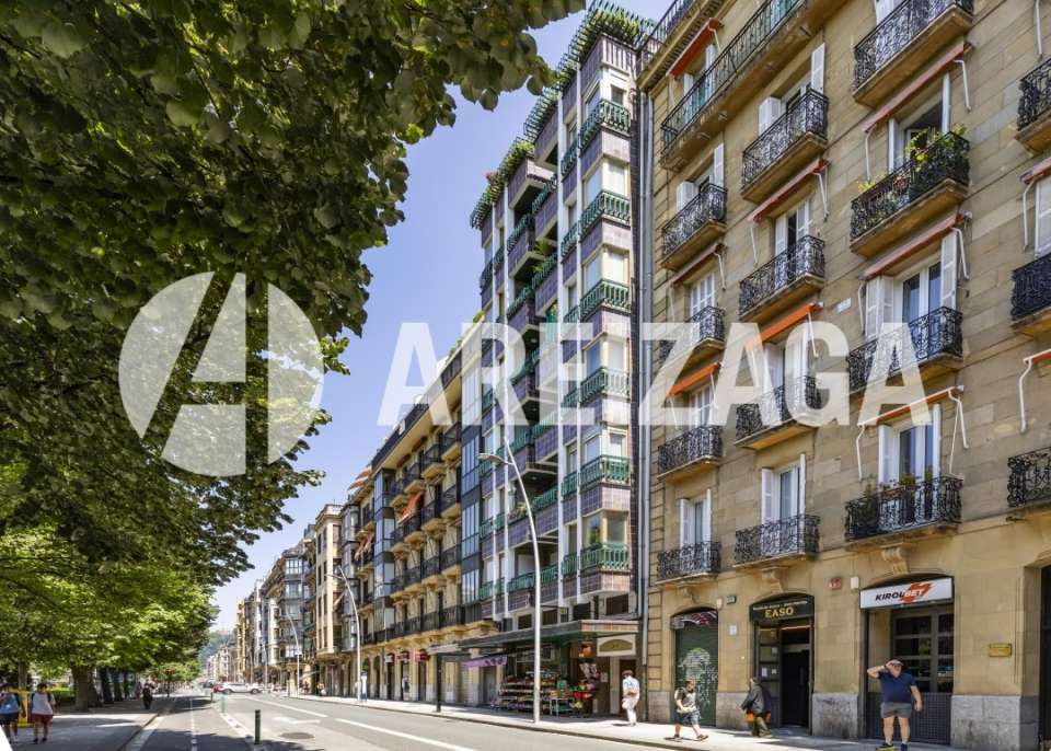 Vista exterior de Pis en venda en Donostia - San Sebastián  amb Calefacció i Balcó