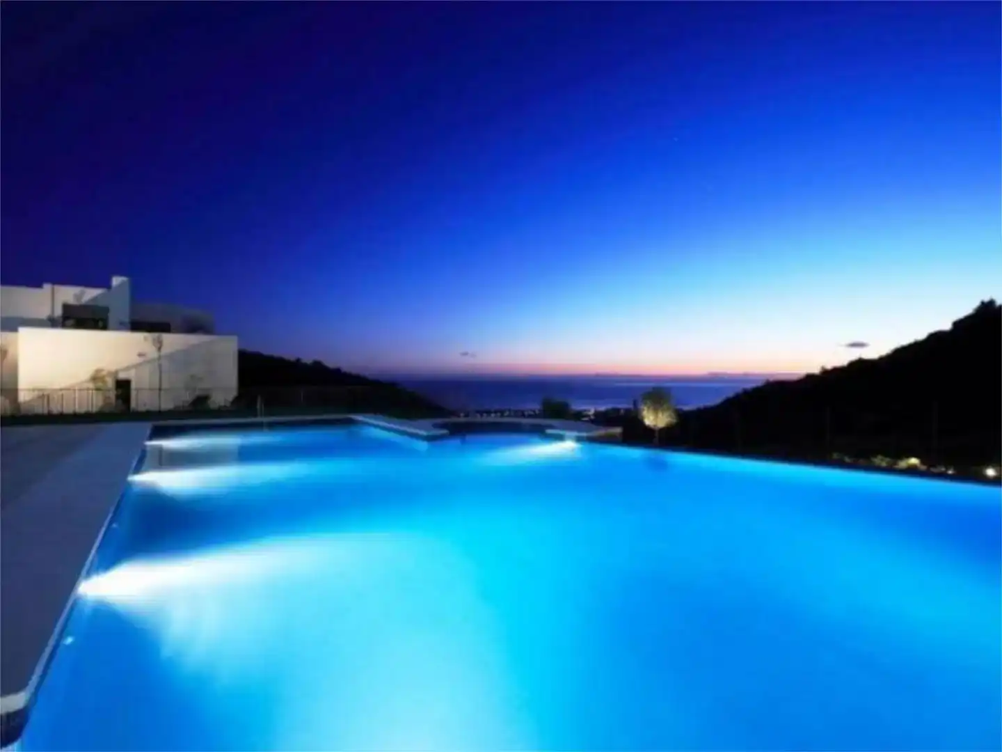 Schwimmbecken von Wohnung zur Miete in Marbella mit Klimaanlage, Schwimmbad und Balkon