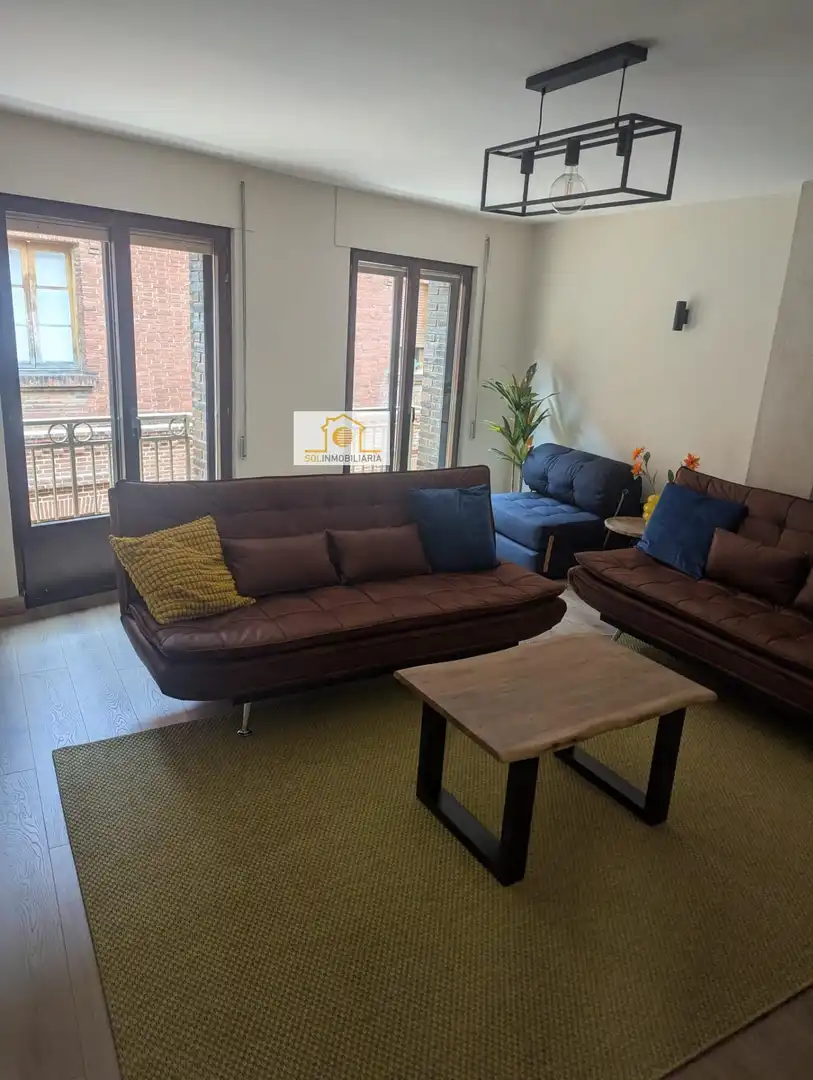 Sala d'estar de Pis en venda en León Capital  amb Calefacció, Parquet i TV