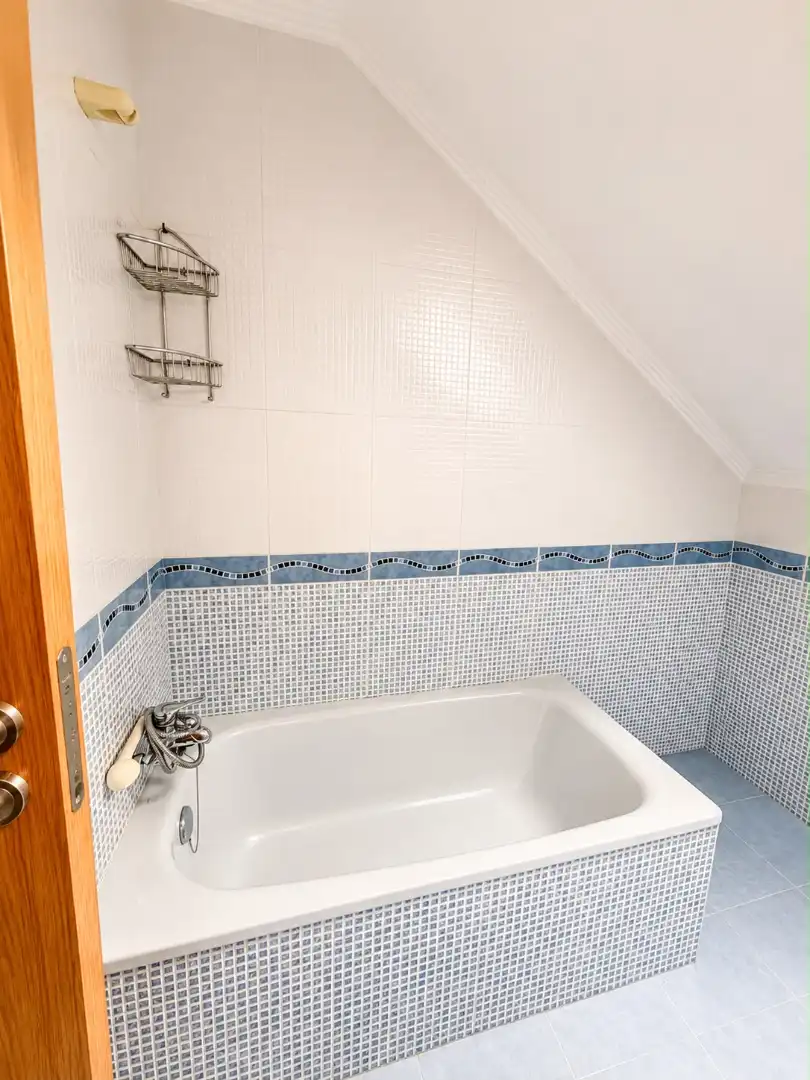 Bany de Àtic en venda en Valdés - Luarca amb Calefacció, Parquet i Moblat