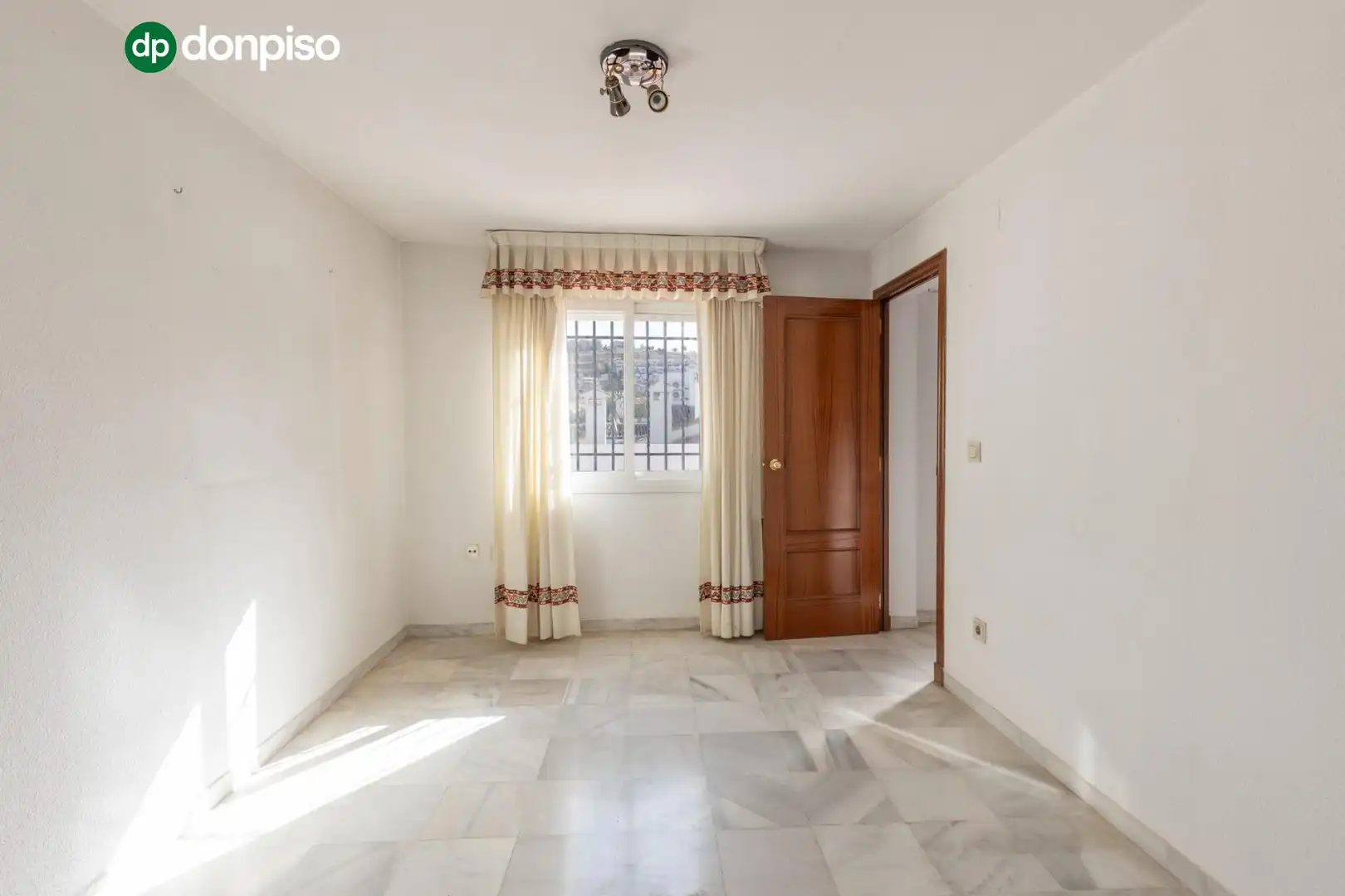 Einfamilien-Reihenhaus zum Verkauf in Granada mit Heizung, Terrasse und Abstellraum