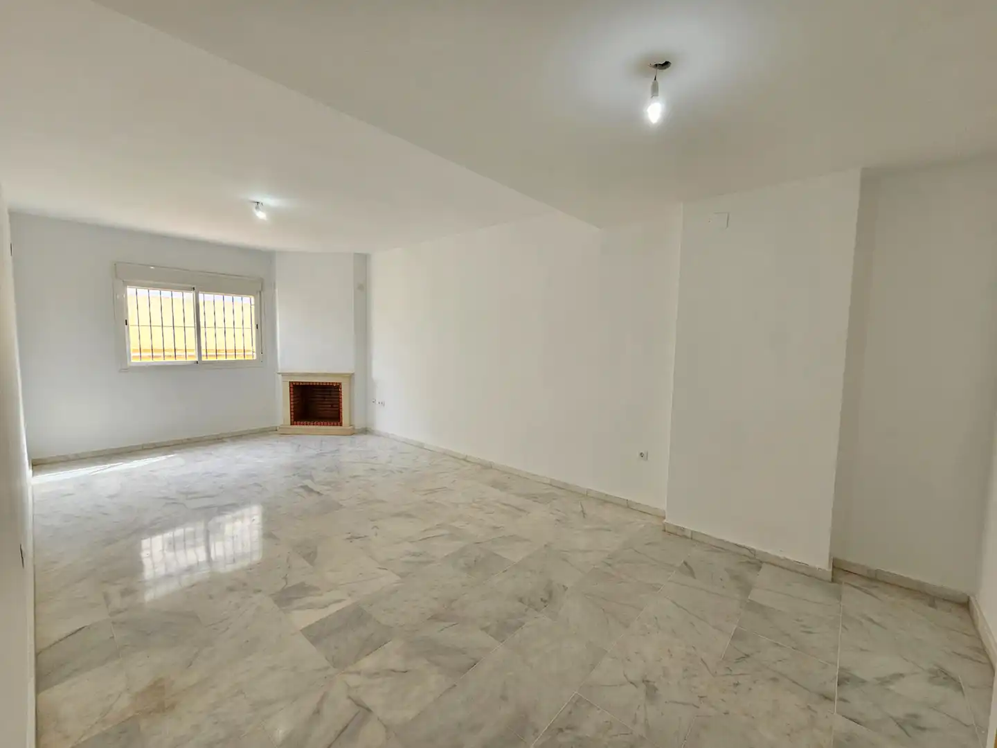 Casa adosada en venta en Espartinas con Balcón