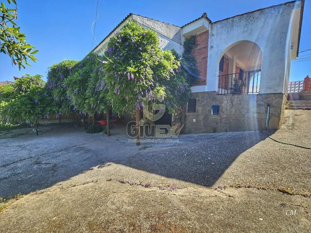 Vista exterior de Casa o xalet en venda en Cáceres amb Jardí privat