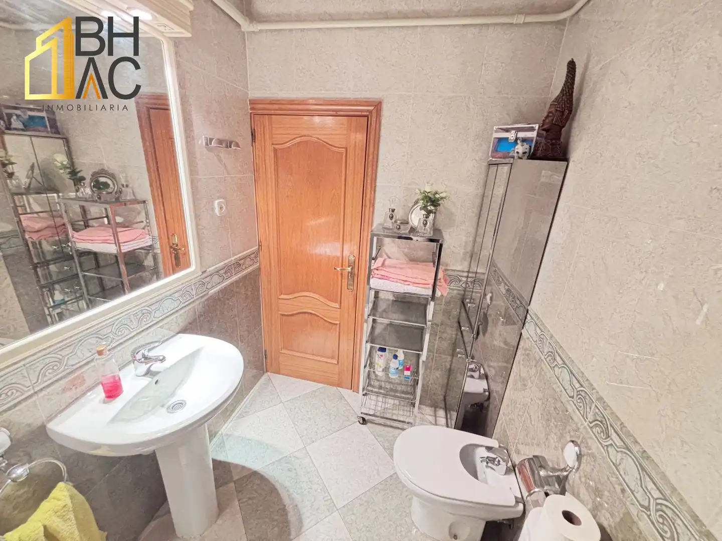 Bathroom of Flat for sale in Madrid  with Air Conditioner and Heating
