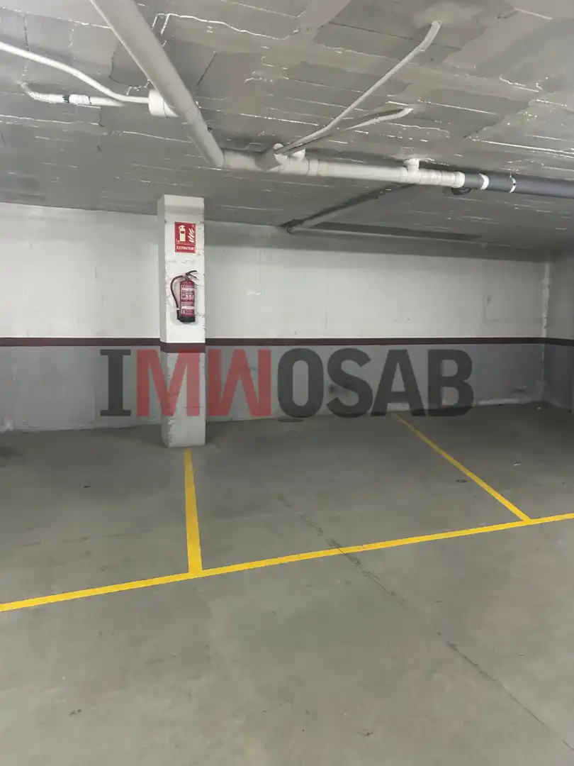 Parkplatz von Garage zur Miete in Vic