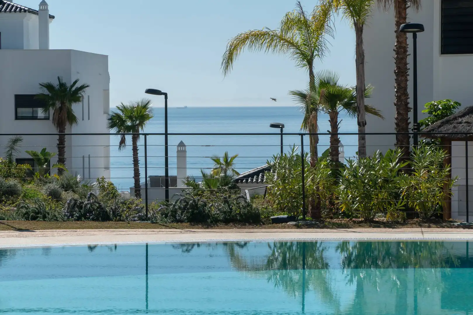 Piscina de Planta baja en venta en Estepona con Aire acondicionado, Calefacción y Jardín privado