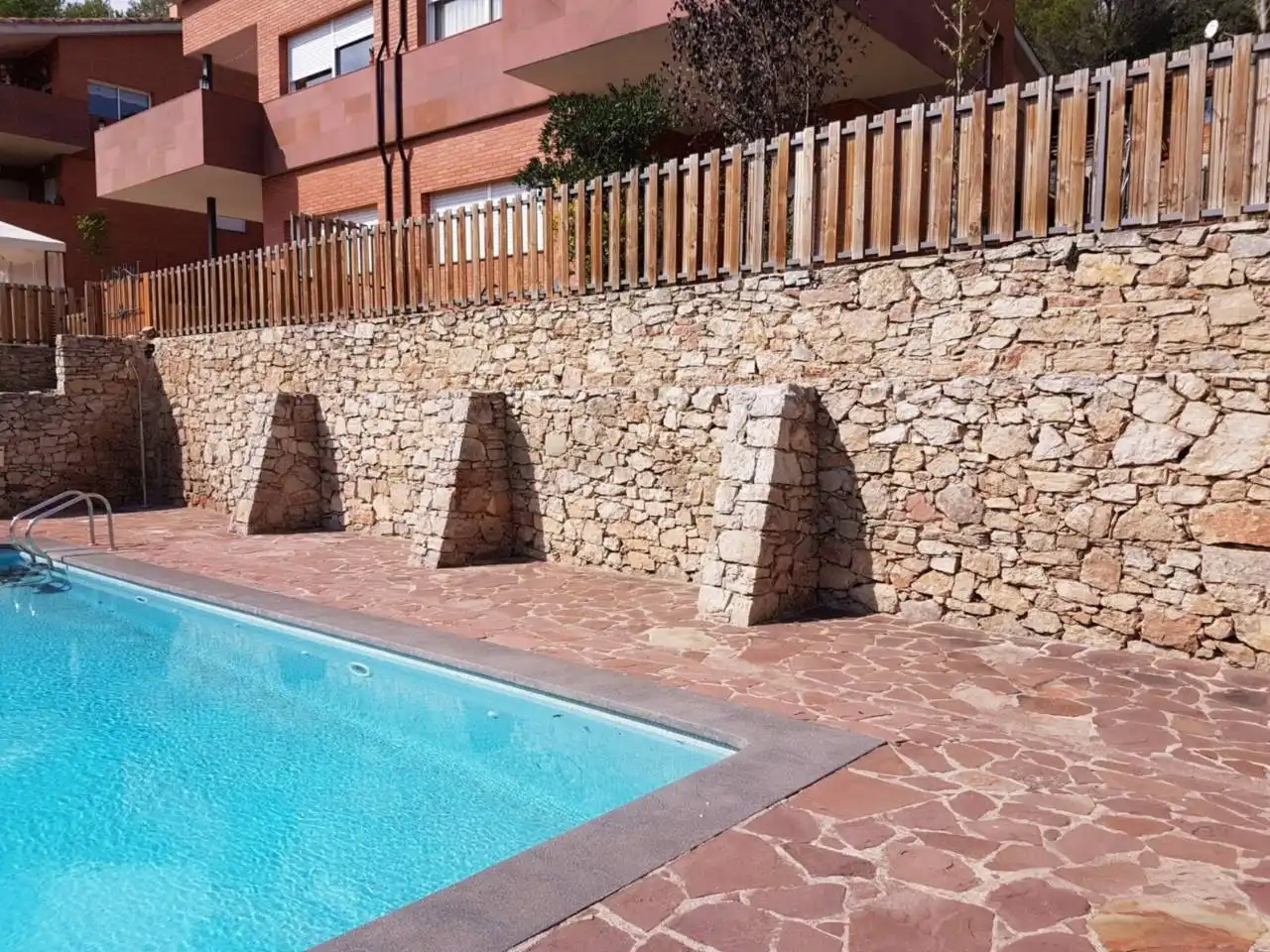 Schwimmbecken von Einfamilien-Reihenhaus zur Miete in Castellar del Vallès mit Heizung, Privatgarten und Terrasse