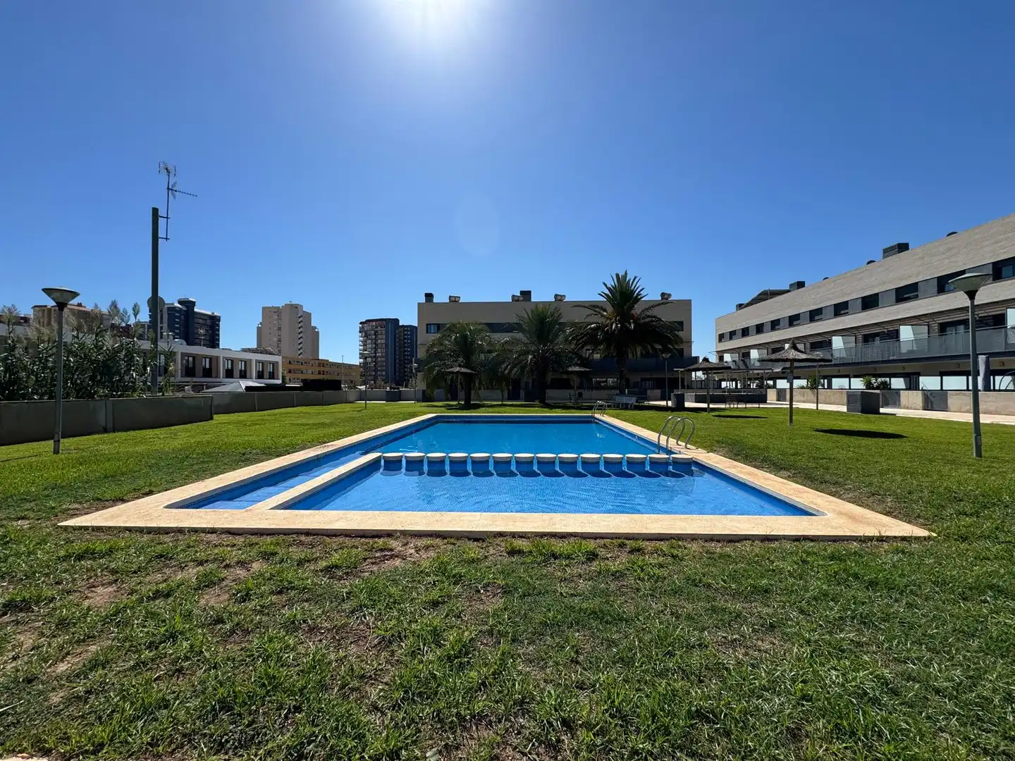 Piscina de Casa adosada en venda en La Pobla de Farnals amb Aire condicionat, Calefacció i Jardí privat