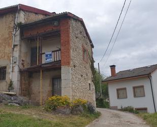 Vista exterior de Casa adosada en venda en Cabrales amb Jardí privat, Traster i Balcó