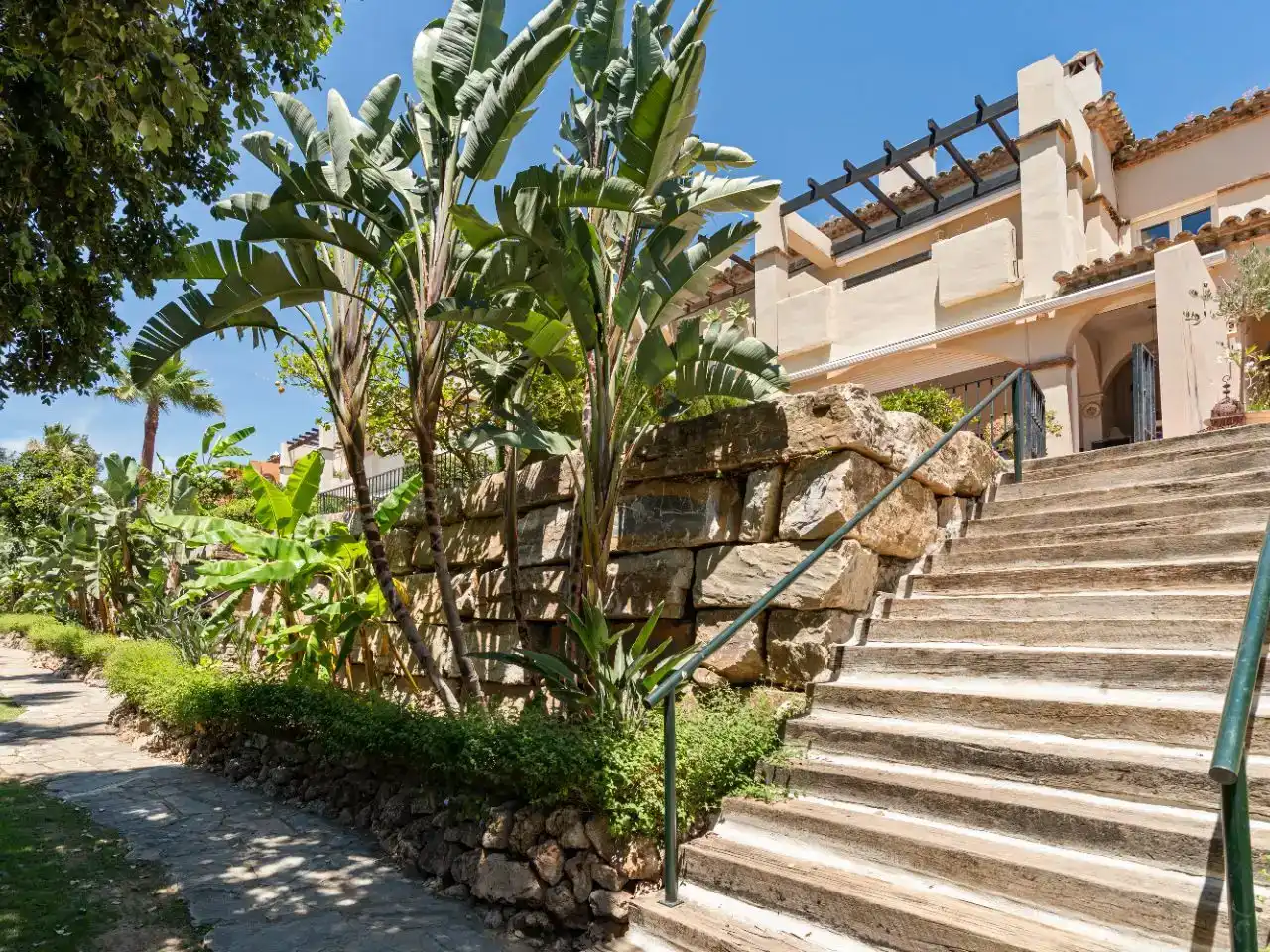 Terrassa de Casa adosada en venda en Marbella amb Aire condicionat, Piscina i Balcó