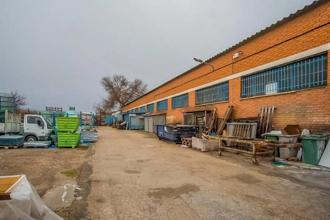 Vista exterior de Nave industrial en venta en Camarma de Esteruelas