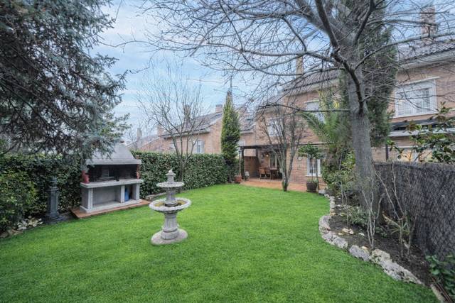 Casa adosada en Venta en Calle Mieres en Centro Comercial - Hospital