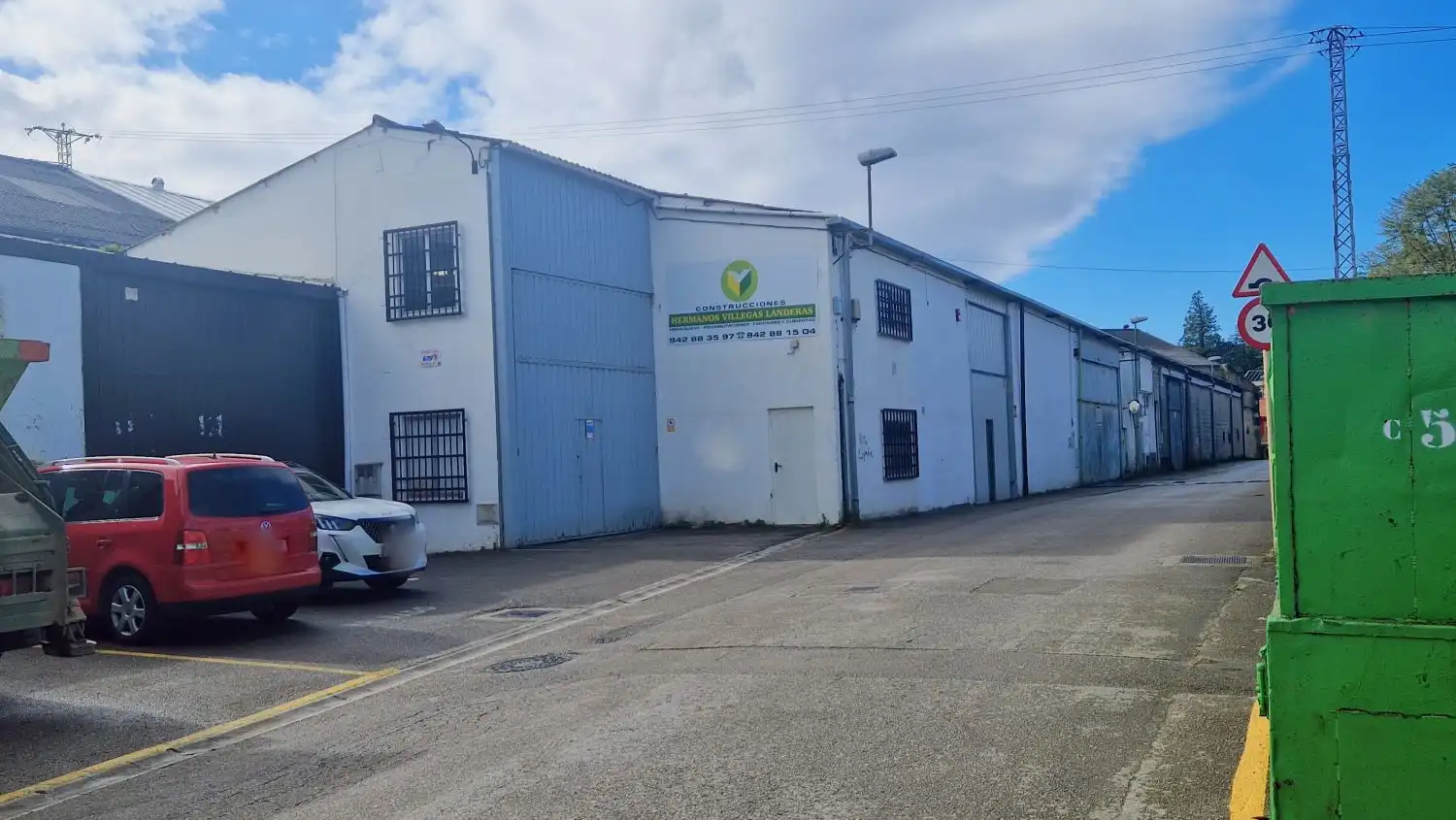 Außenansicht von Fabrikhallen zum Verkauf in Torrelavega 