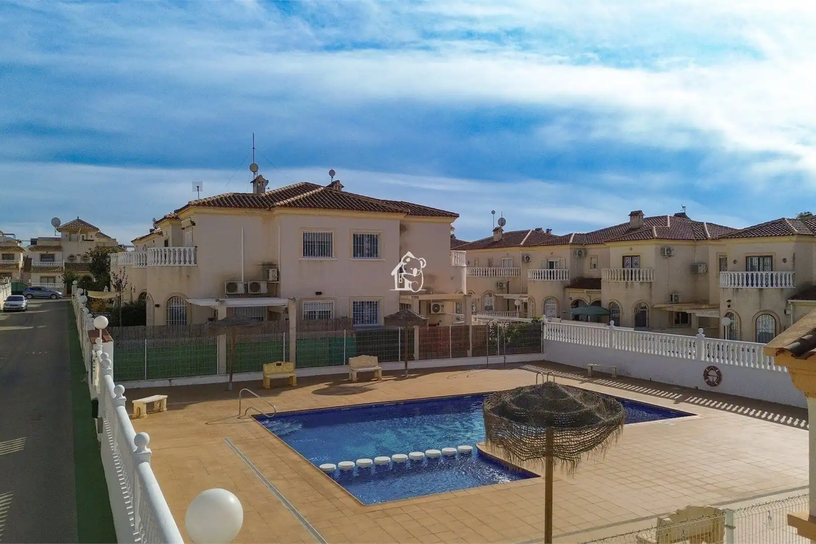 Vista exterior de Casa adosada en venda en Torrevieja amb Aire condicionat, Jardí privat i Terrassa