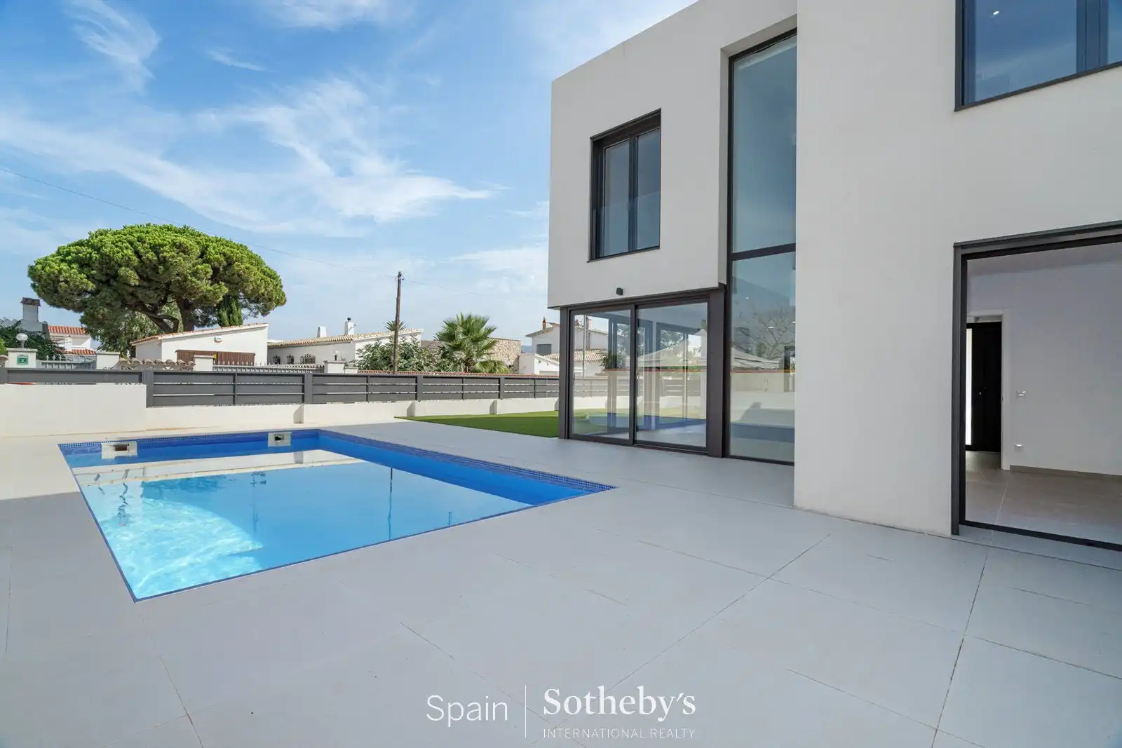 Casa pareada con piscina en venta en Carrer Requesens, imagen 3
