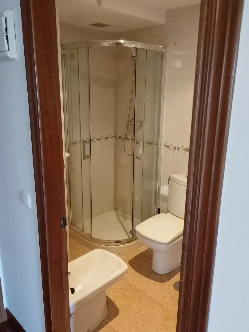 Bany de Pis de lloguer en Oviedo  amb Calefacció, Jardí privat i Parquet