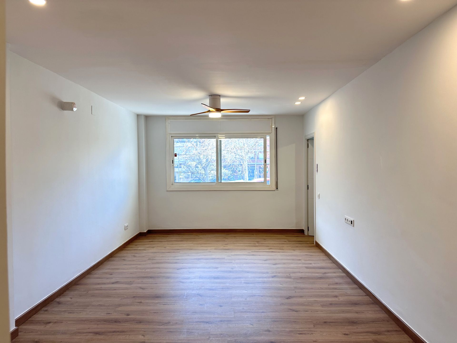 Sala d'estar de Pis en venda en Badalona amb Parquet, Forn i Alarma