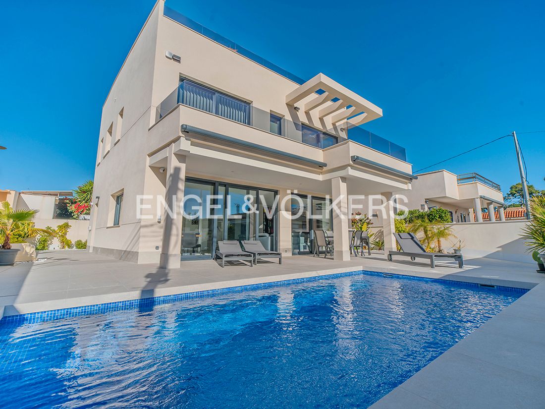 Vista exterior de Casa o xalet en venda en Elche / Elx amb Aire condicionat, Calefacció i Jardí privat