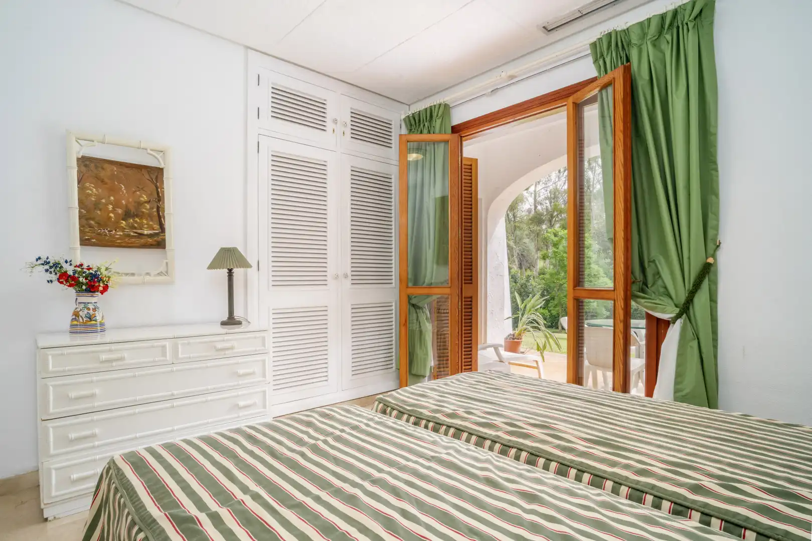 Habitación de Planta baja en venta en Marbella con Aire acondicionado, Terraza y Piscina
