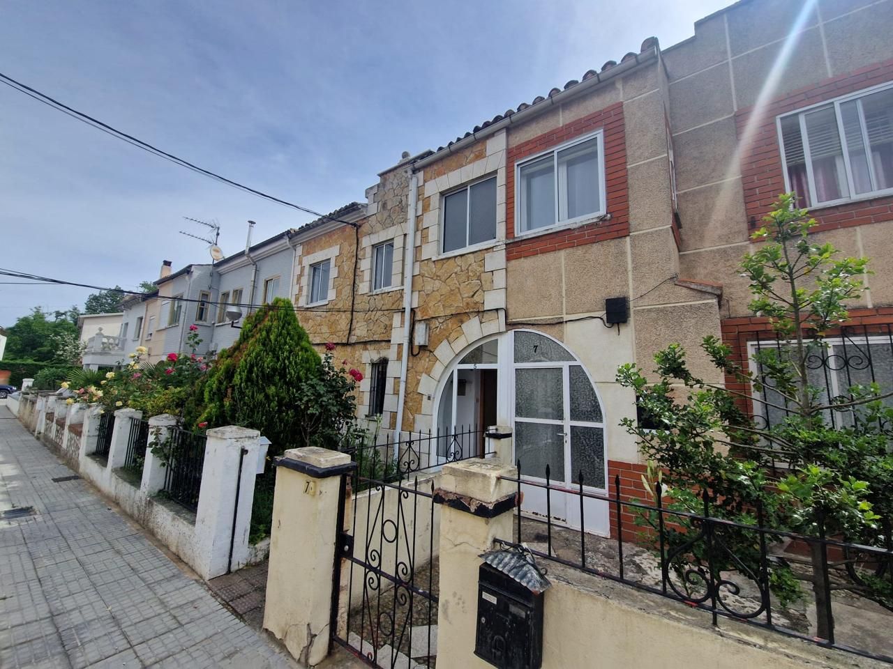 Exterior view of House or chalet for sale in Burgos Capital  with Heating and Private garden