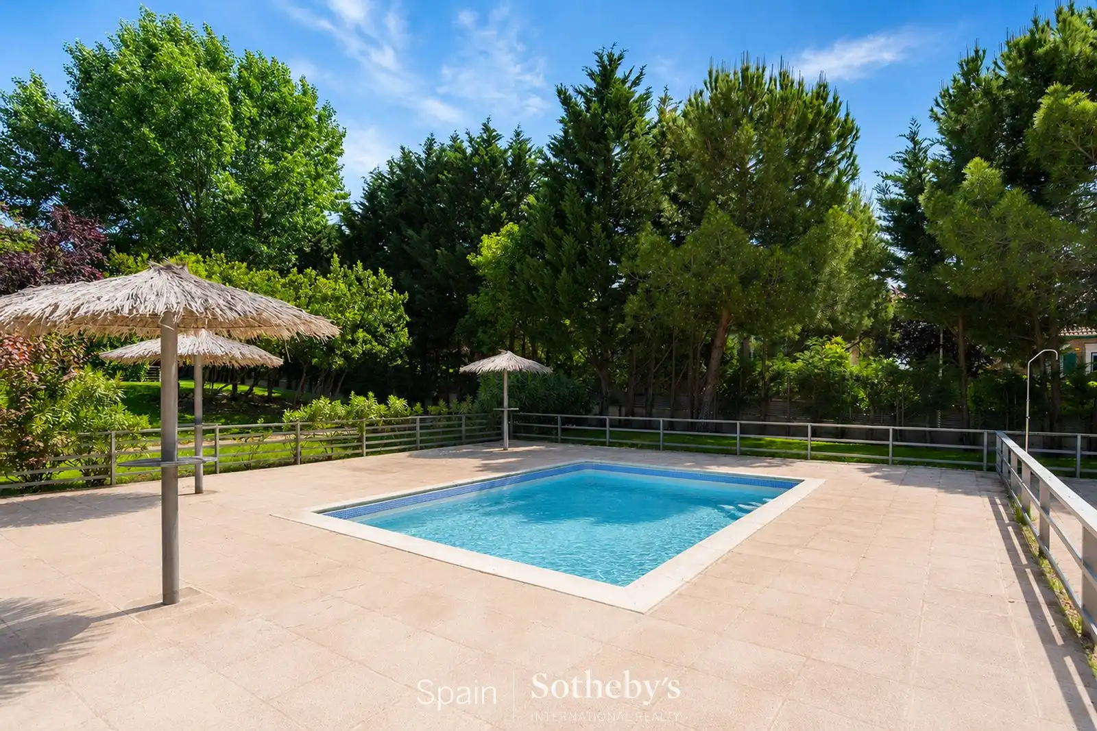 Piscina de Apartament en venda en La Moraleja amb Aire condicionat, Calefacció i Terrassa