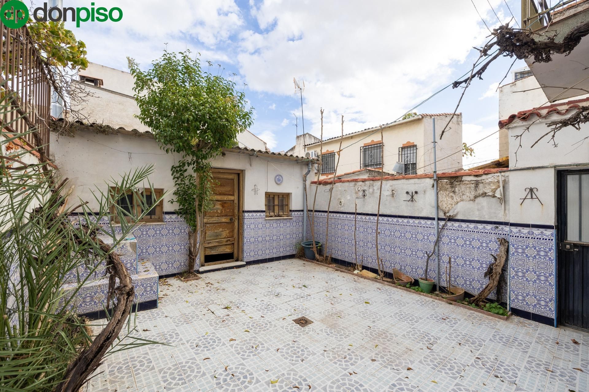 Exterior view of Single-family semi-detached for sale in  Granada Capital  with Balcony
