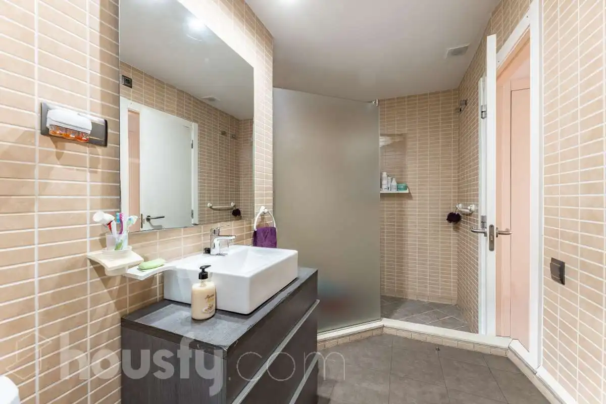 Bathroom of Ground floor for sale in Sabadell  with Air Conditioner, Heating and Parquet flooring
