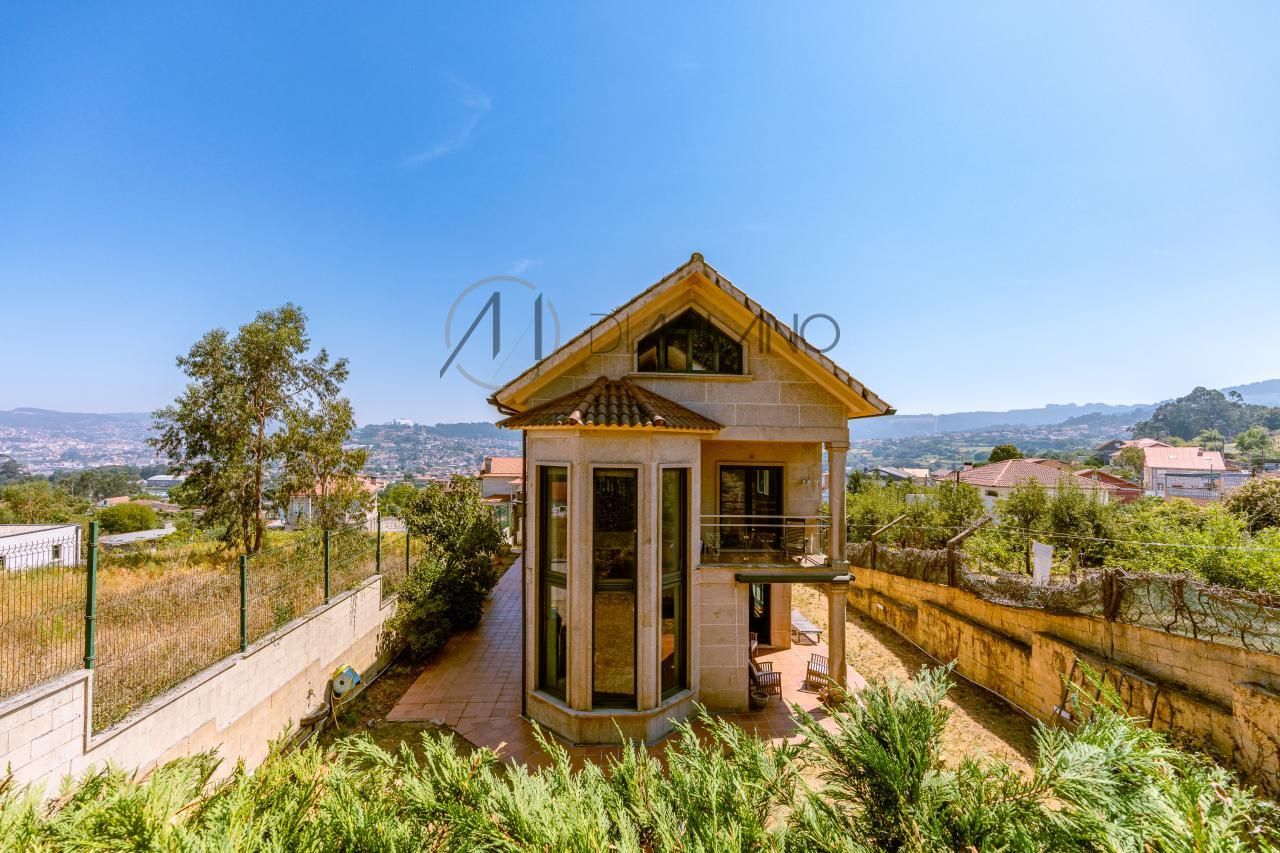 Vista exterior de Casa o xalet en venda en Vigo  amb Calefacció, Jardí privat i Parquet