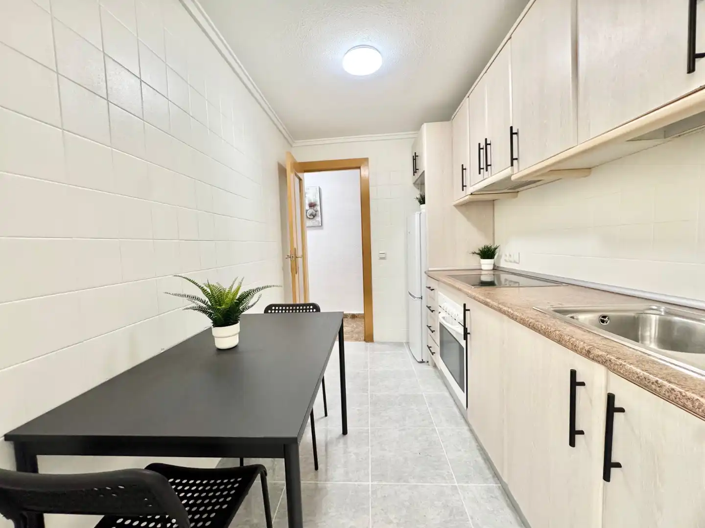 Cuina de Apartament de lloguer en Torrevieja amb Aire condicionat, Moblat i Rentadora