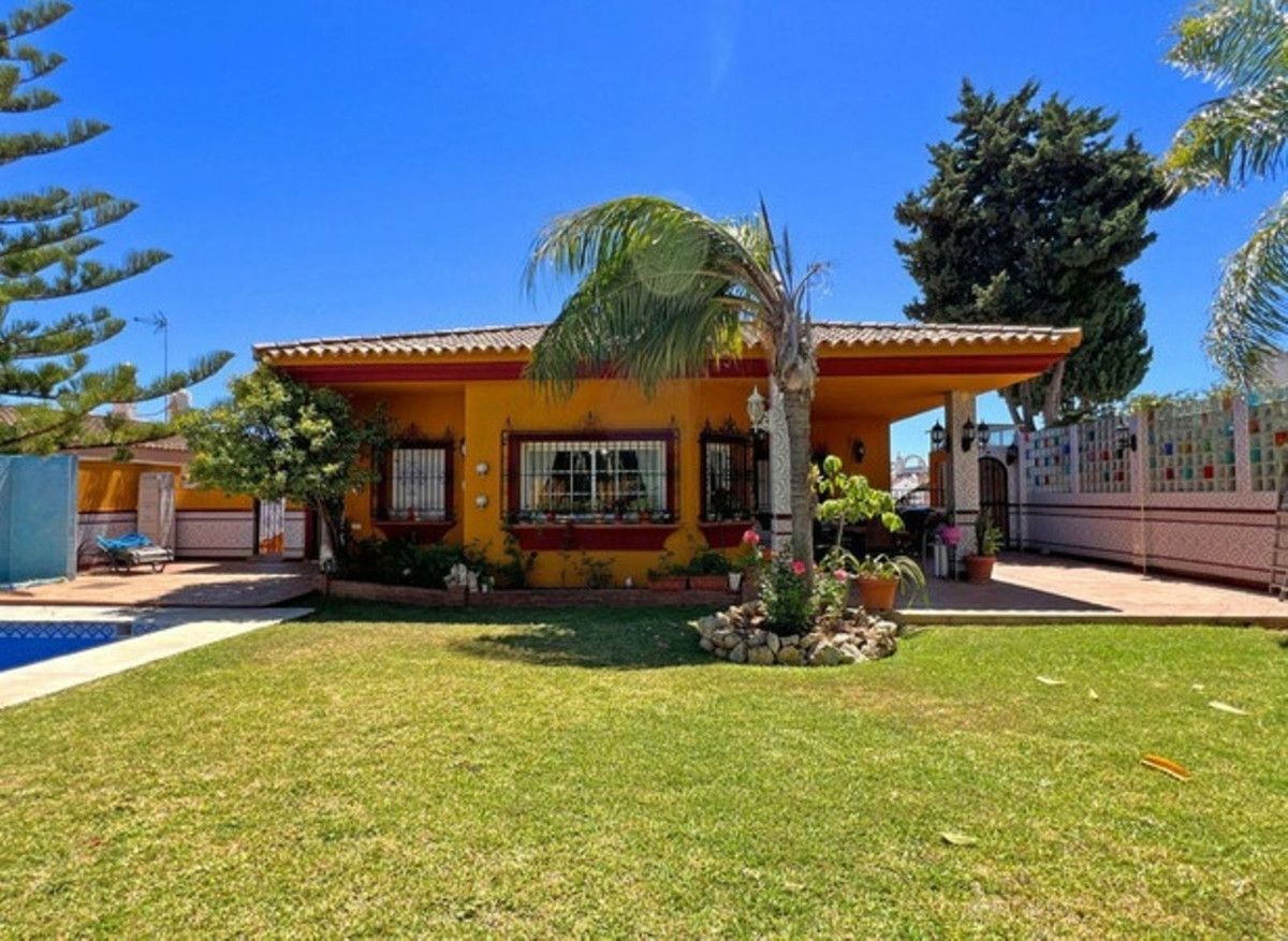 Vista exterior de Casa o xalet en venda en Marbella amb Aire condicionat, Jardí privat i Terrassa