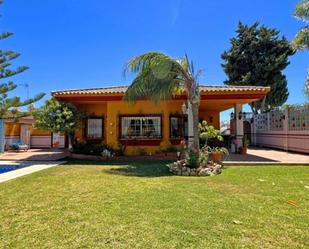 Vista exterior de Casa o xalet en venda en Marbella amb Aire condicionat, Jardí privat i Terrassa