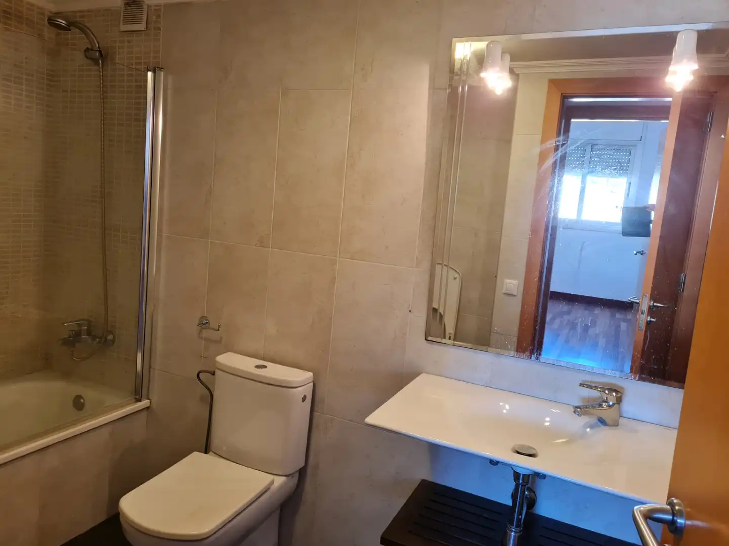 Bathroom of Attic for rent in Girona  with Air Conditioner, Heating and Parquet flooring