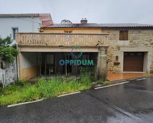 Vista exterior de Casa o xalet en venda en Outes amb Jardí privat i Terrassa