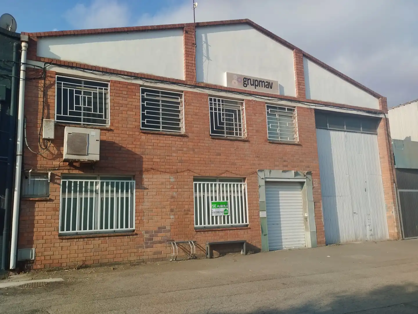 Industrial building to rent in Camino la Concepción 12
