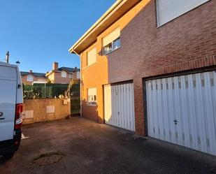 Vista exterior de Casa o xalet en venda en Miengo amb Calefacció, Jardí privat i Parquet