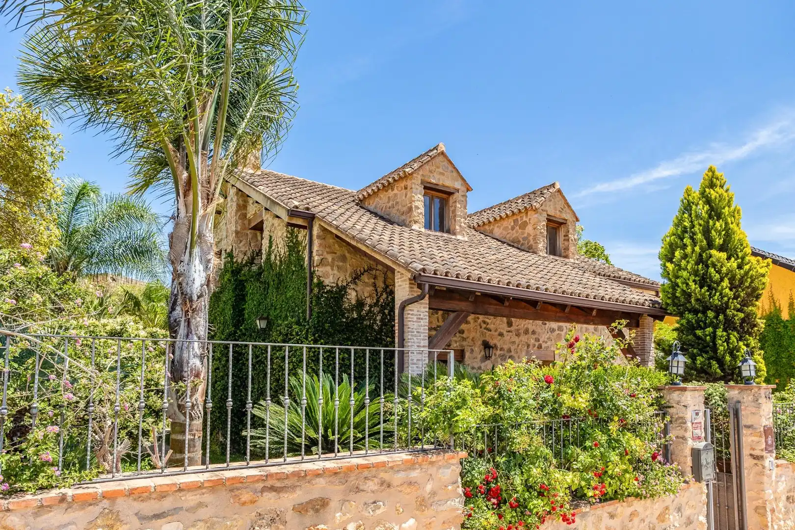 Vista exterior de Casa o xalet en venda en Pedralba amb Aire condicionat, Calefacció i Jardí privat