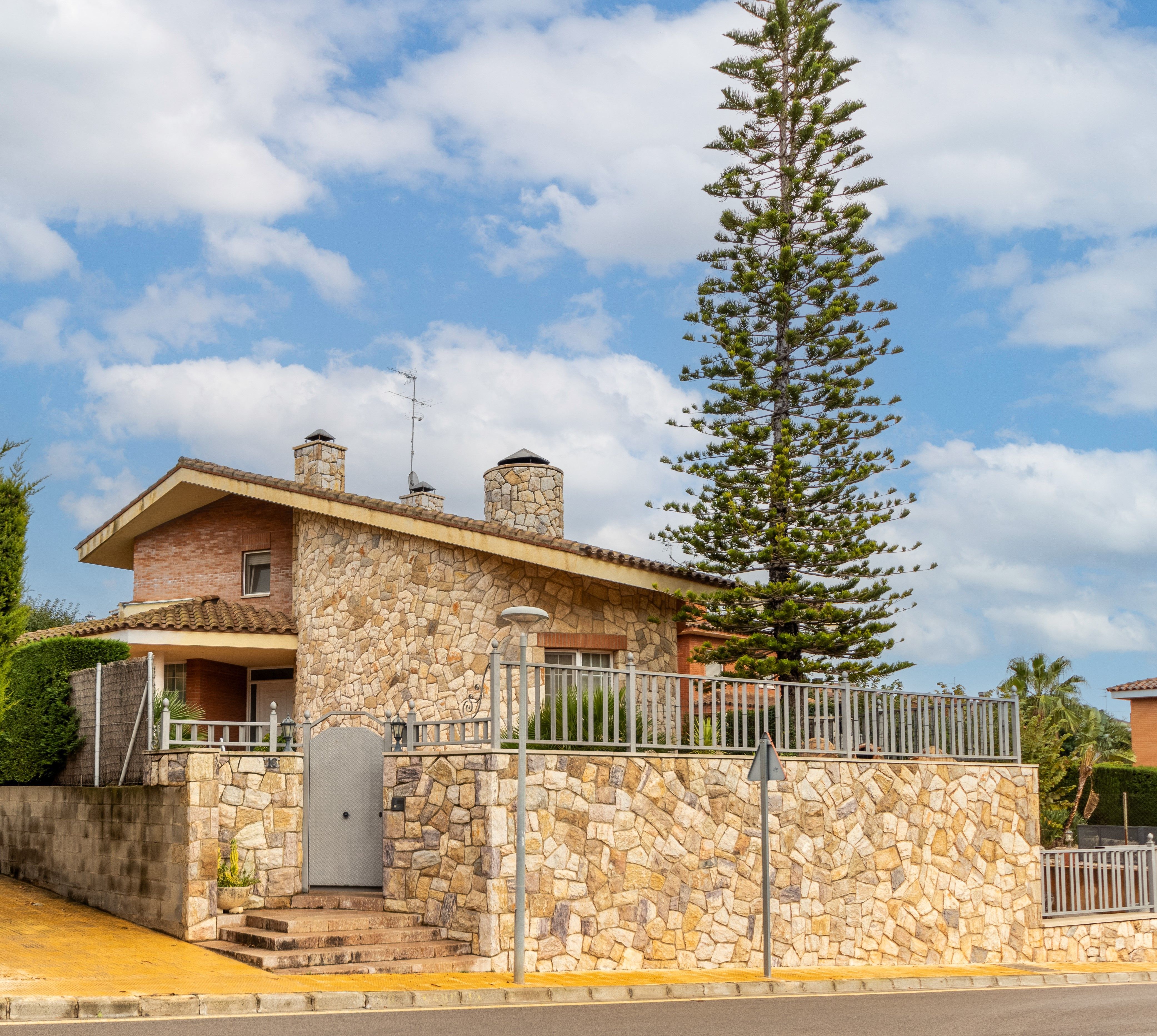 Vista exterior de Casa o xalet en venda en Castellvell del Camp amb Aire condicionat, Calefacció i Jardí privat