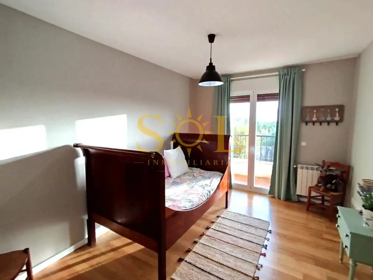 Dormitori de Casa adosada en venda en Valverde de la Virgen amb Calefacció, Jardí privat i Parquet