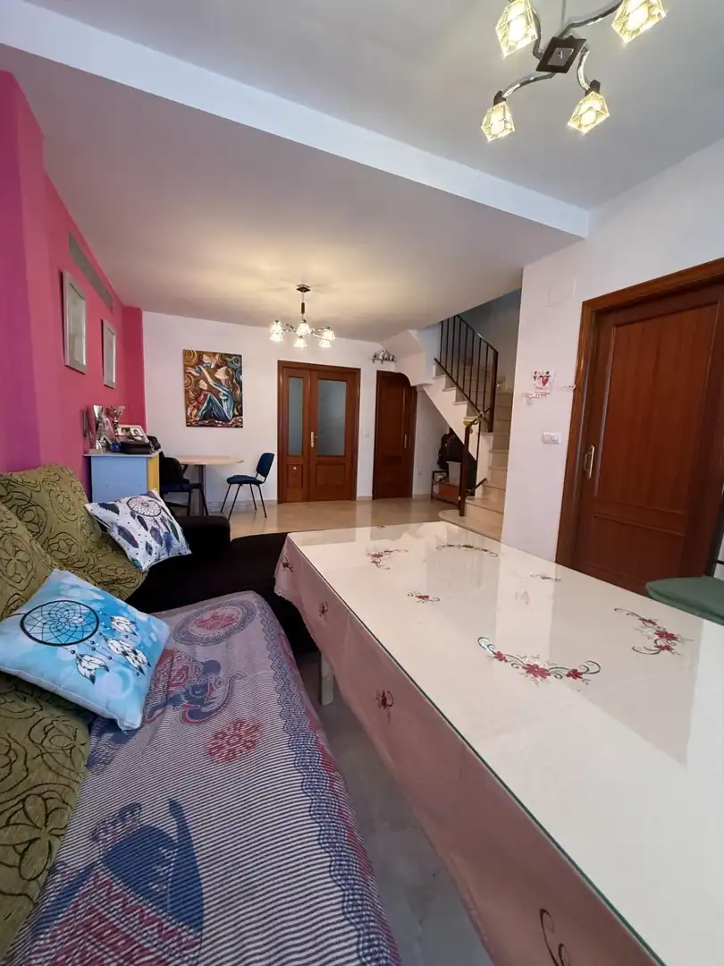 Sala d'estar de Casa adosada en venda en Bollullos de la Mitación amb Jardí privat