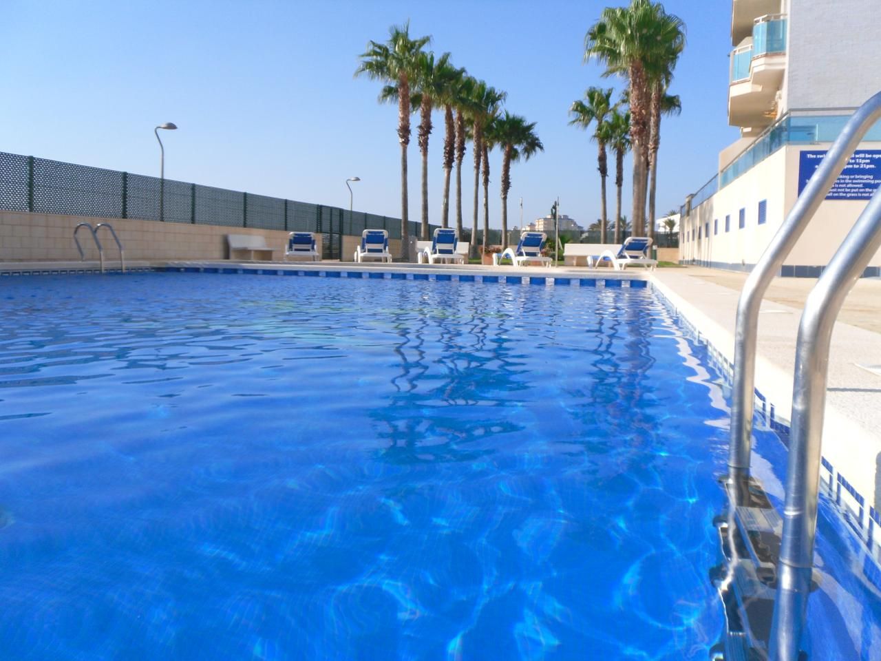 Piscina de Apartament en venda en La Manga del Mar Menor amb Aire condicionat, Calefacció i Jardí privat